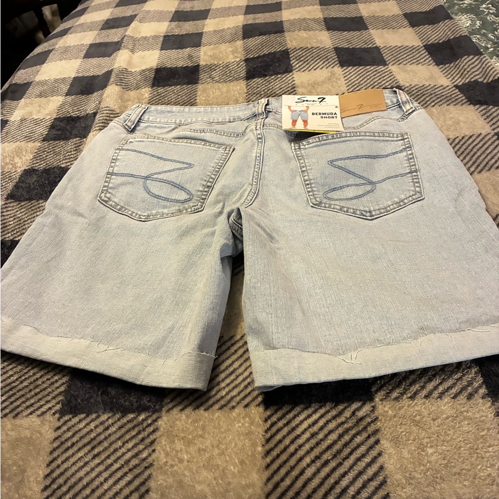 Seven7 Light Wash ( Lynx) Denim Mid-Rise Women’s Shorts - Picture 3 of 15